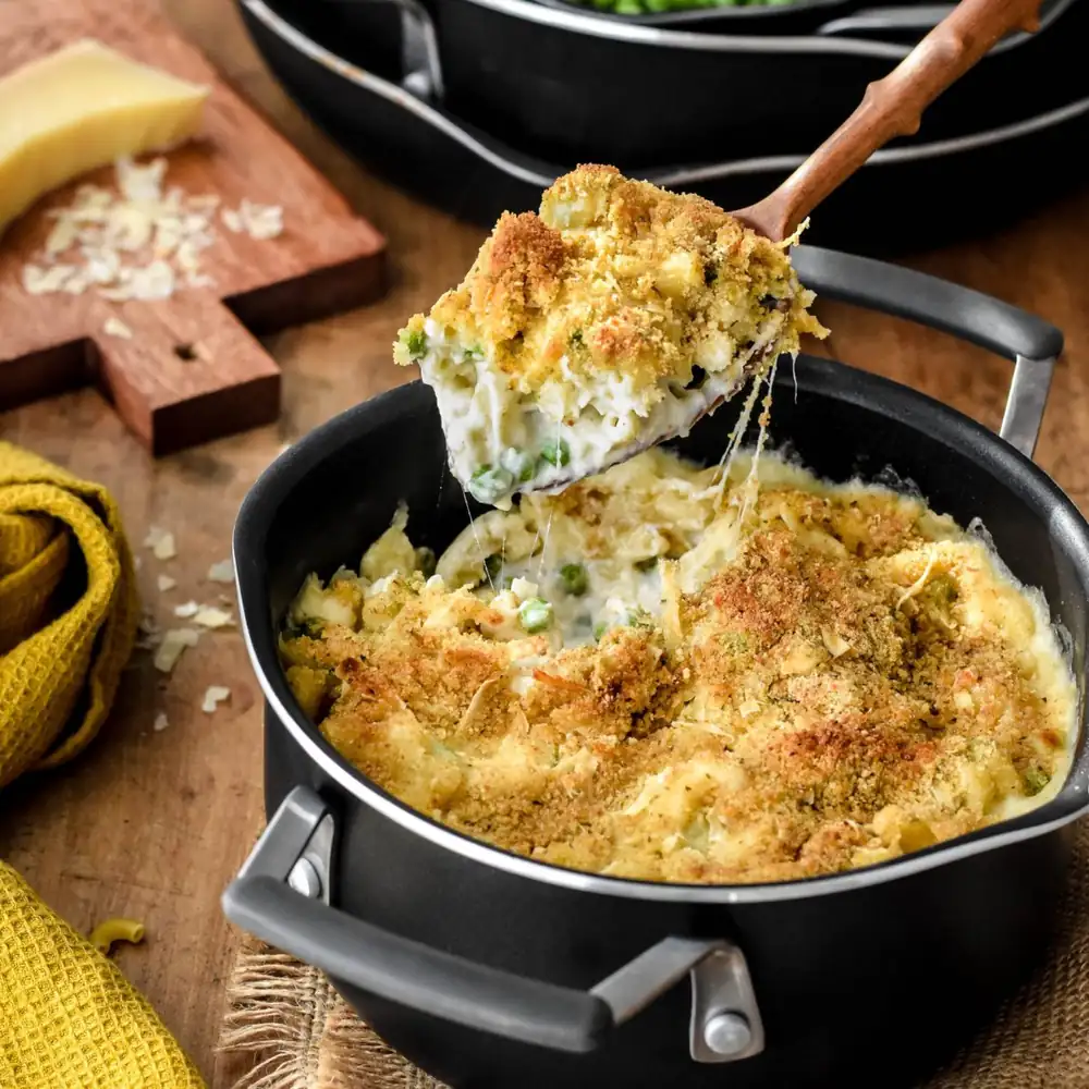 Macarrones con queso al estilo francés con guisantes