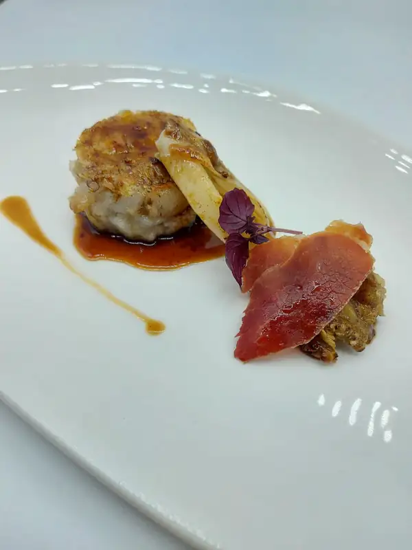 Pig's trotters with eggplant, razor clams and crispy ham