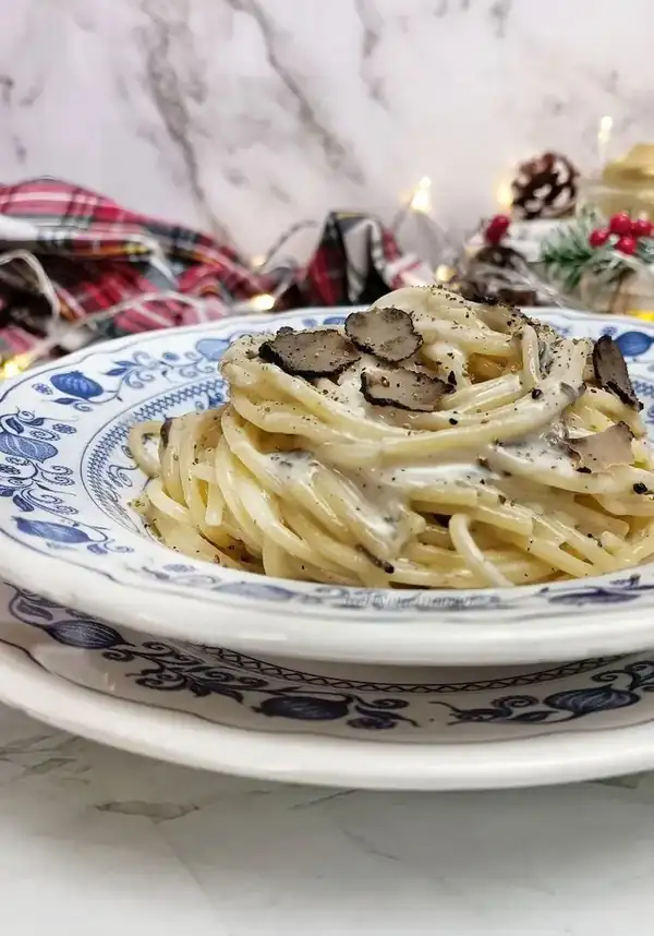 Spaghetti cacio e pepe with truffle
