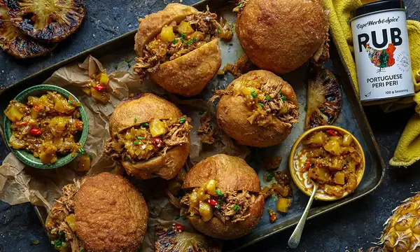 Peri Peri vetkoek de cerdo desmenuzado con atchar de piña asado