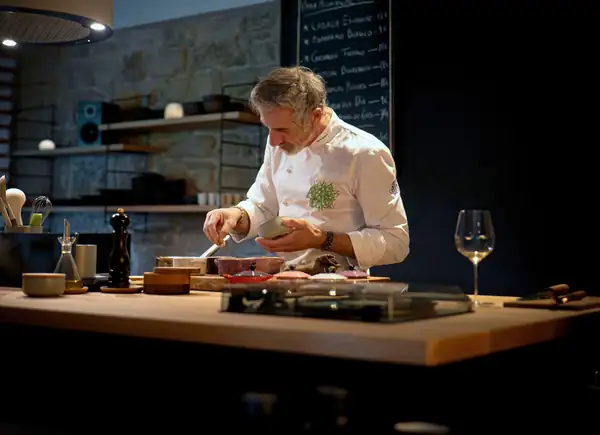 Pepe Solla lights up “La Taberna”: embers, wine and Galician soul with its own identity