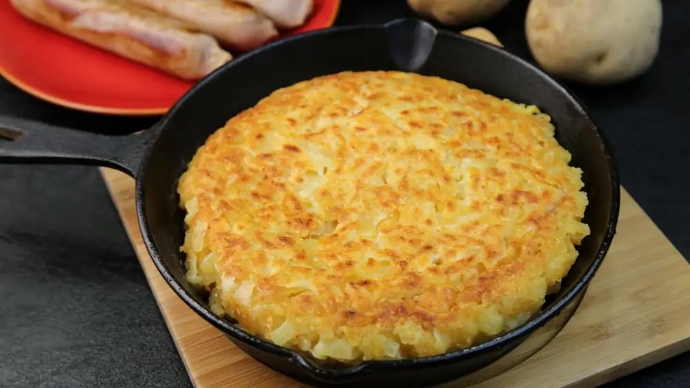 Suiza le da una lección a España: “La tortilla de patatas más fácil no lleva huevos, sino 100 g de cebolla y 40 g de mantequilla”