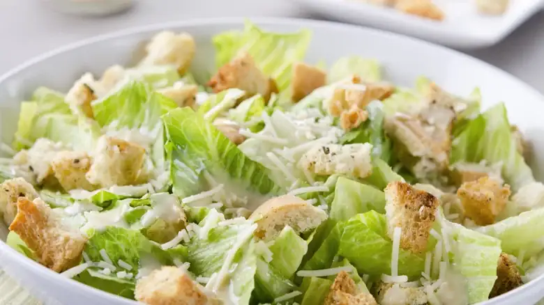 La receta original de ensalada César omite un ingrediente salado