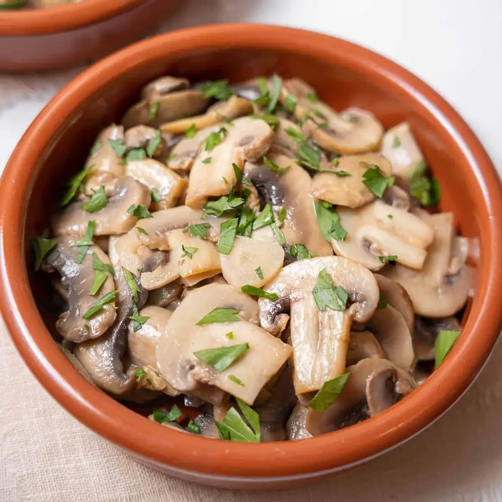 Spanish Garlic Mushrooms (Champiñones al Ajillo)