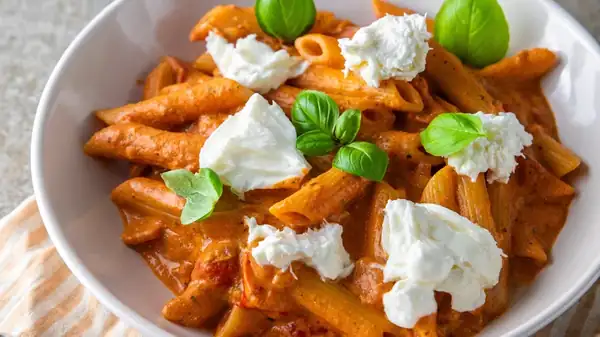 La salsa arrabbiata es la base para una comida increíblemente fácil de 3 ingredientes