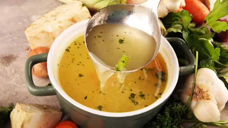 El ingrediente inesperado que puede arreglar una sopa quemada en un abrir y cerrar de ojos