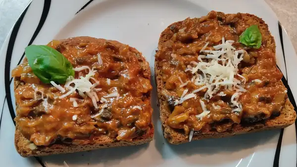 Spicy mushroom mixture with cheese on toast