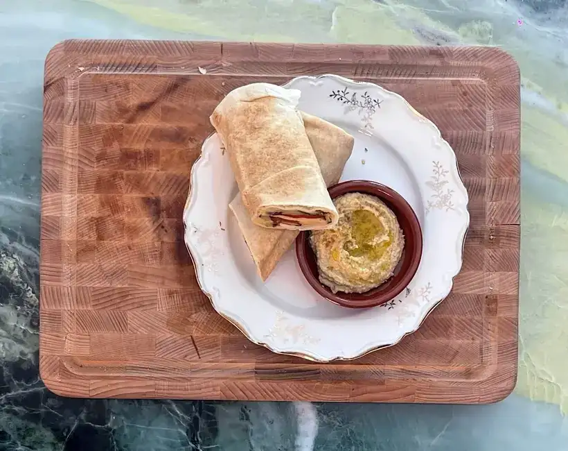 Flatbread with hummus and grilled vegetables