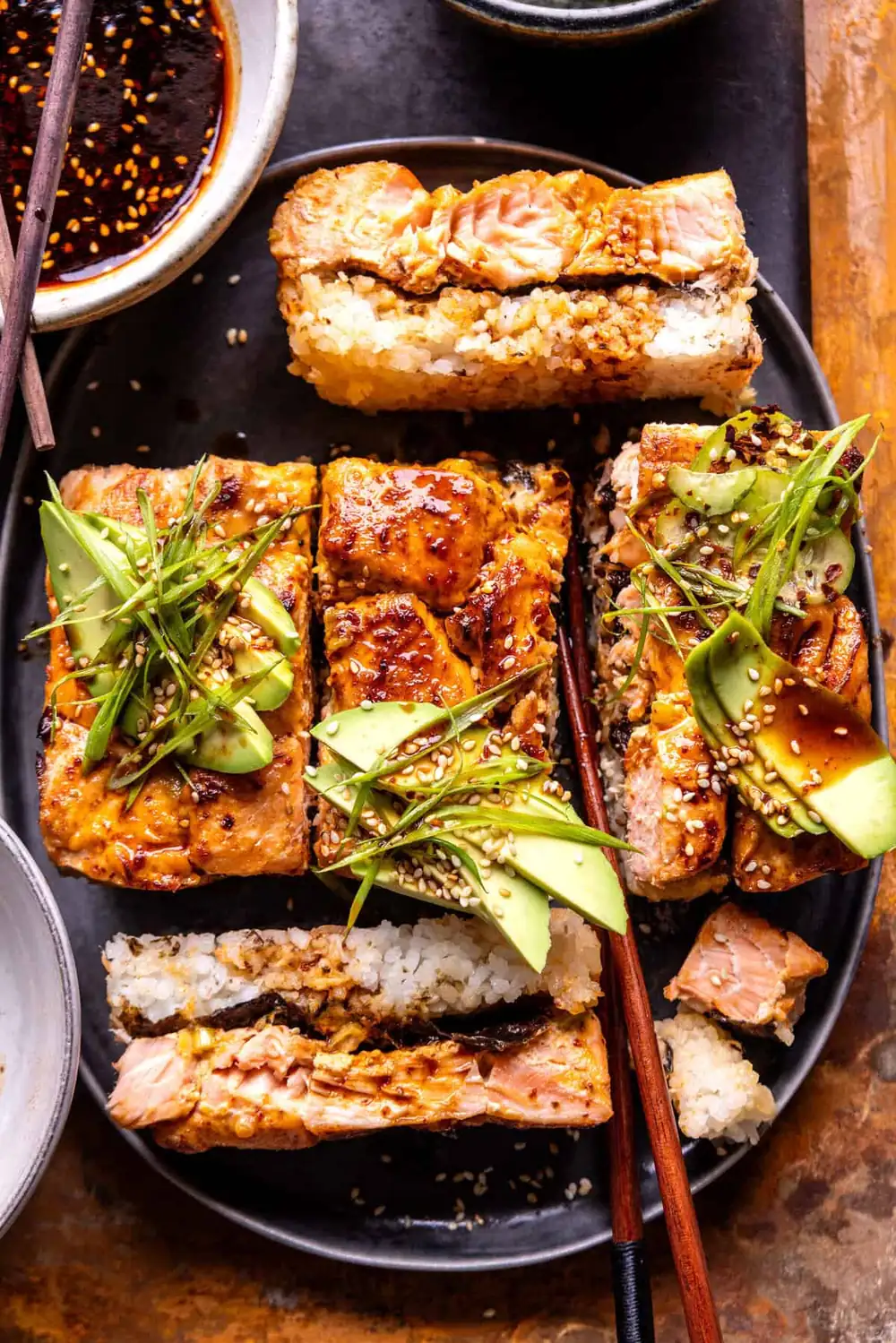 Torres de sushi de salmón picante fáciles de preparar