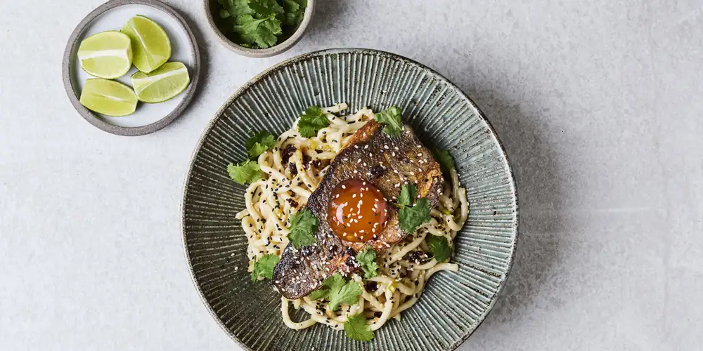 Lubina con fideos de cebolleta y jengibre y una receta de yema de huevo curada
