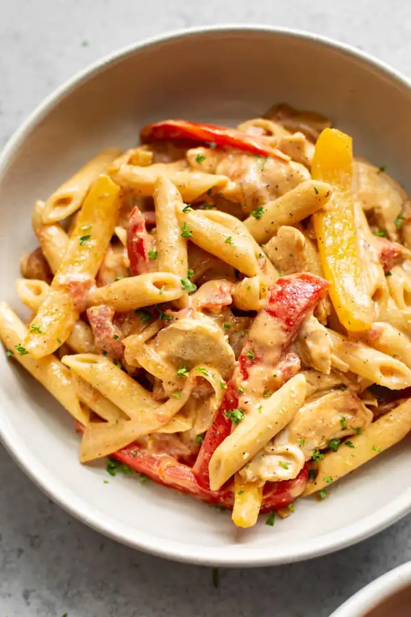Pasta fácil con fajitas de pollo