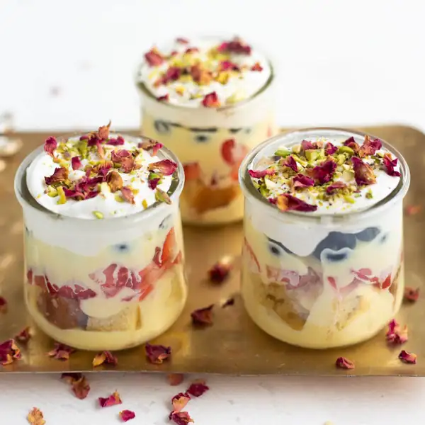 Vasitos de postre de frutas con crema pastelera
