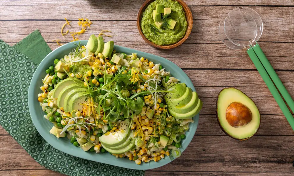 Celebra el Mes de la Herencia con esta ensalada de pasta con aguacate y maíz