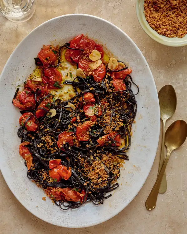 Pasta con tinta de calamar y tomate, y semifrío de miel e higos: las recetas italianas de Chris Leach para el final del verano