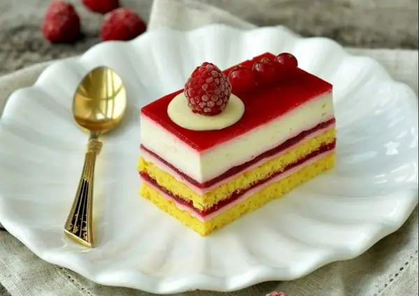 Pastel de chocolate blanco y frambuesa