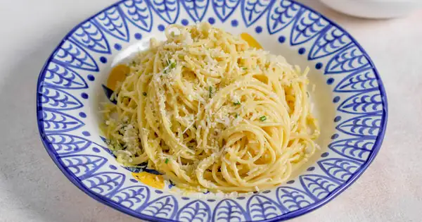 Espaguetis con pesto de limón