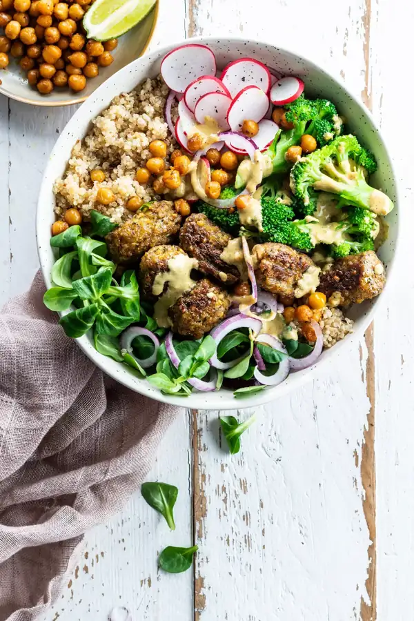 Bol de quinoa con falafel y garbanzos crujientes