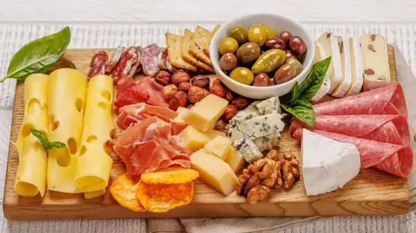 ¿Qué diferencia al antipasto de la charcutería?
