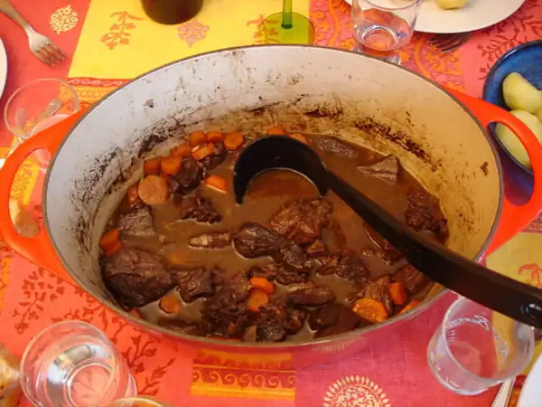 Beef bourguignon with baby carrots for 4 people: the easy recipe
