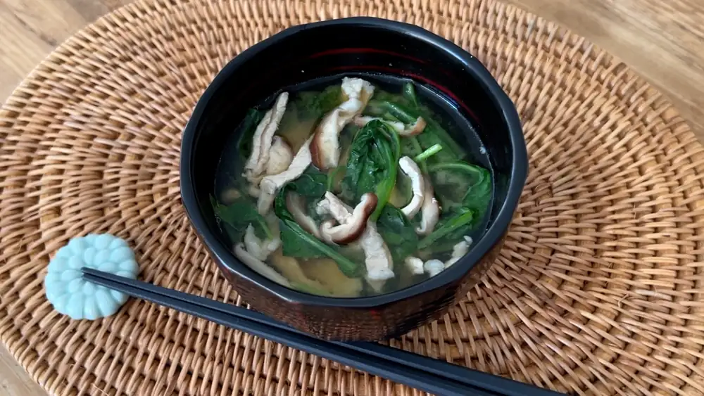 Sopa de miso con espinacas, cerdo y shiitake