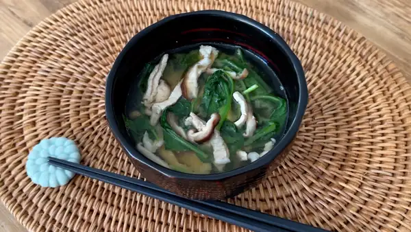 Sopa de miso con espinacas, cerdo y shiitake