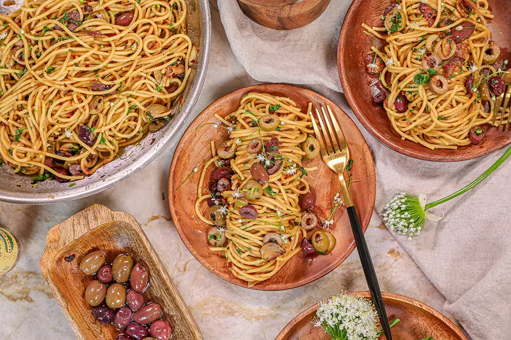 Pasta con ajo y aceitunas