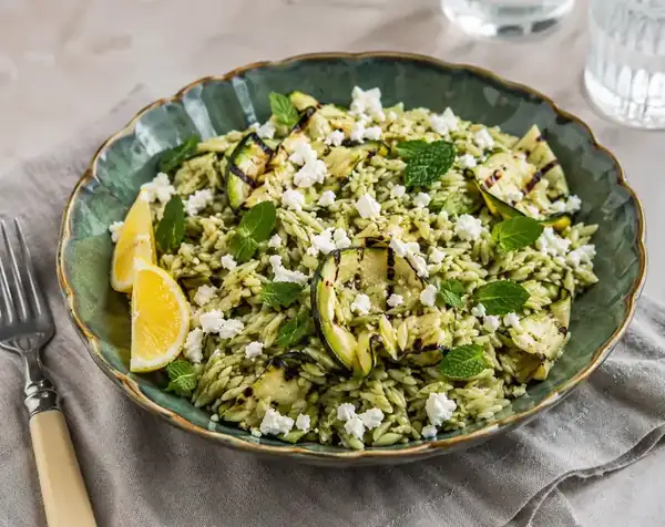 Orzo con calabacín a la parrilla y queso feta