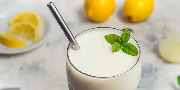 Batido proteico de tarta de queso con limón