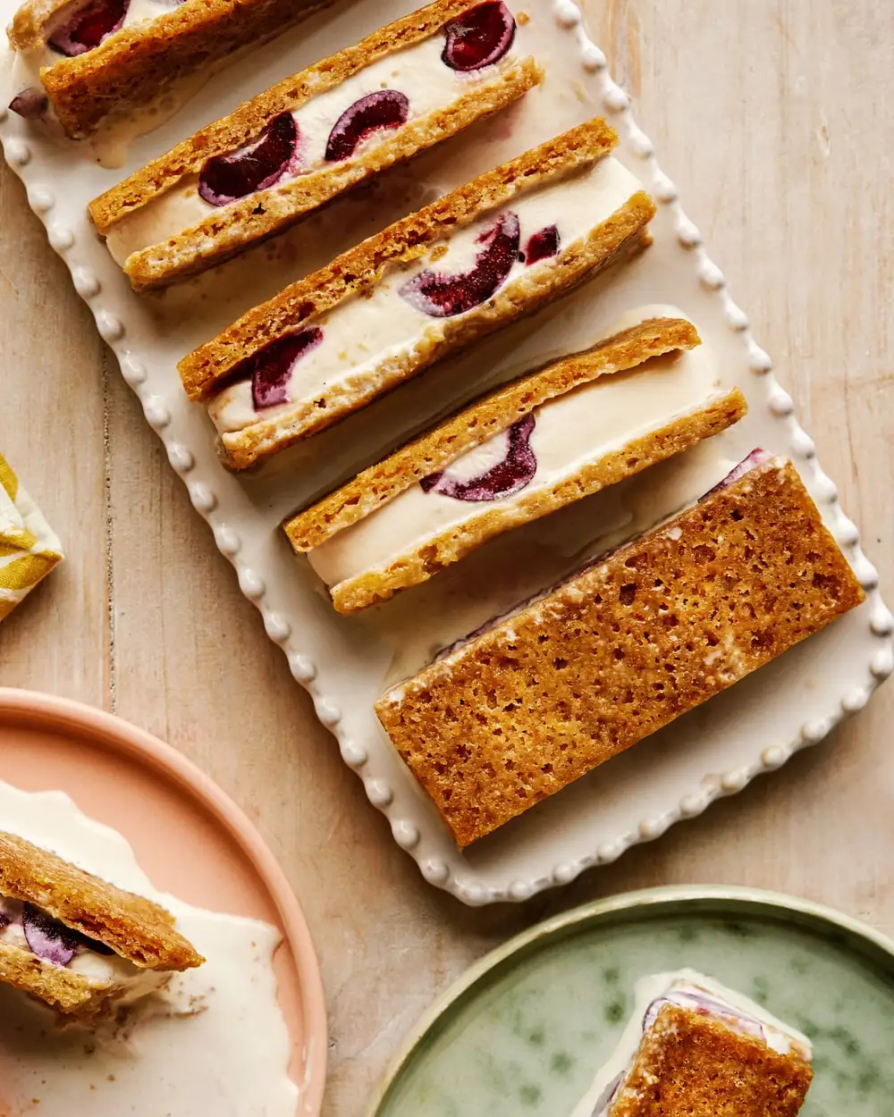 Receta de Benjamina Ebuehi para sándwiches de helado blondie de romero y cereza