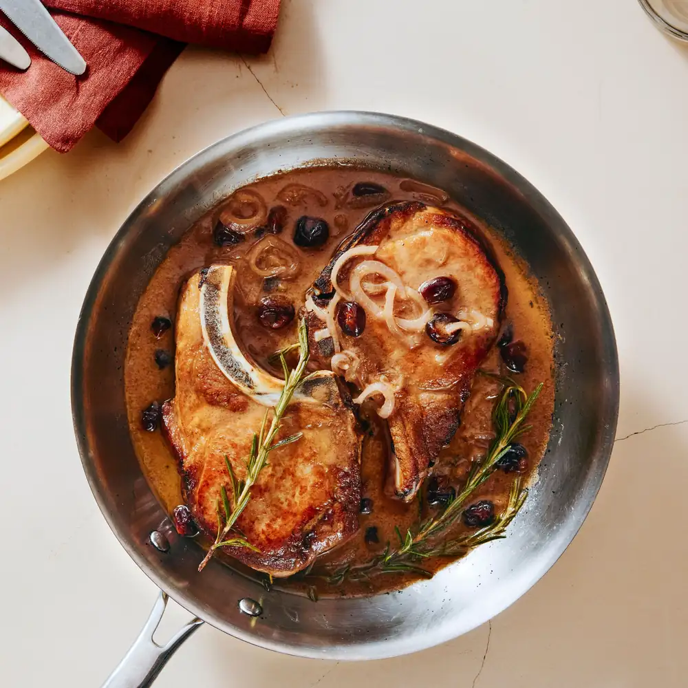 Chuletas de cerdo con romero y cerezas secas