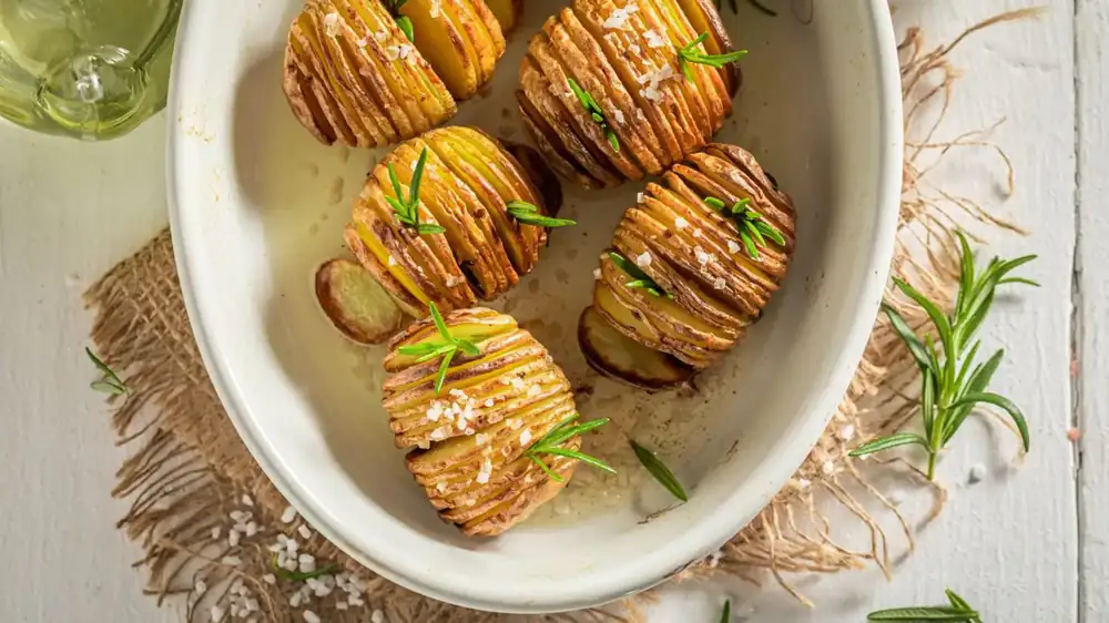 Mixing fresh rosemary and coarse salt: what is the purpose of this in your dishes?