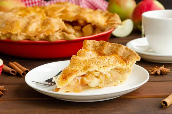 El pastel de manzana quedará dorado y sabroso si agregas primero un ingrediente
