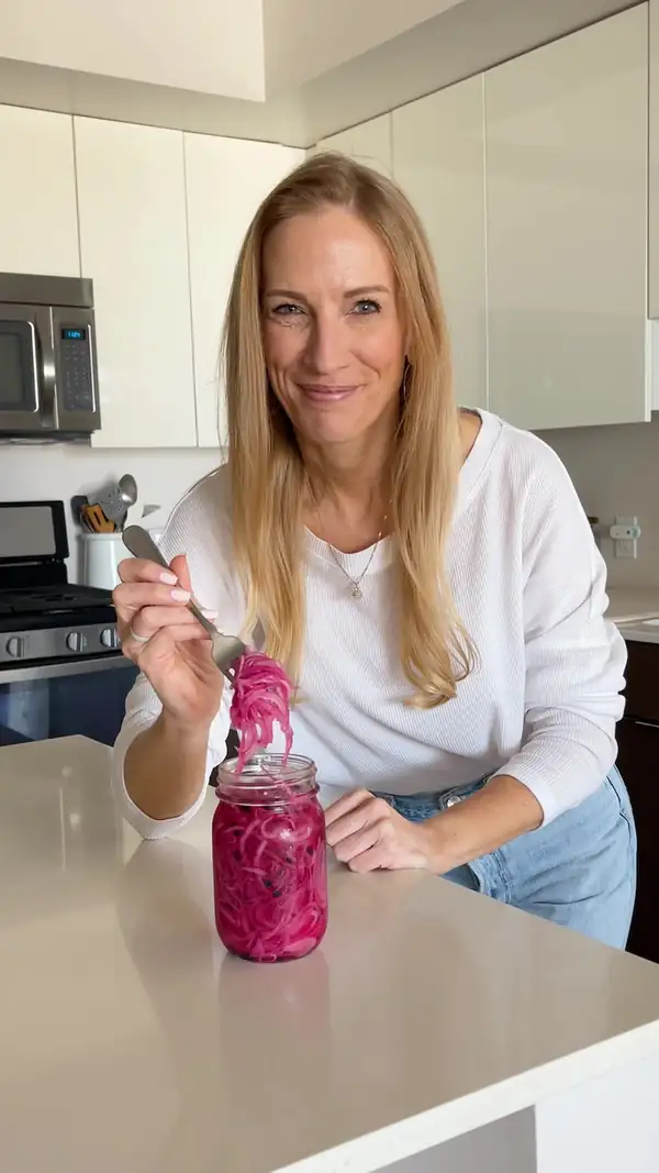 Mi ingrediente secreto para realzar el sabor: ¡Cebollas rojas encurtidas rápidamente!