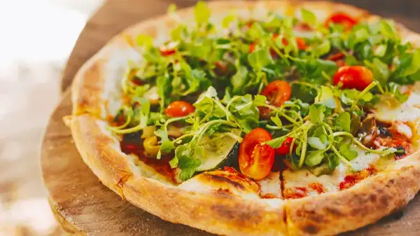 The Unexpected Way Leftover Pizza Can Elevate Salad Forever