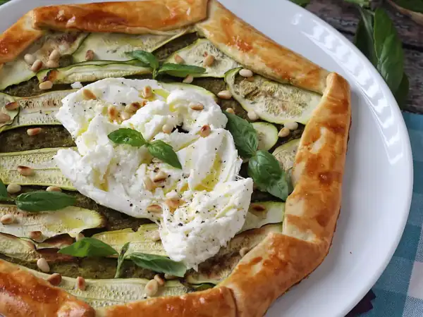 Savory zucchini, pesto and burrata tart: an easy and very summery recipe