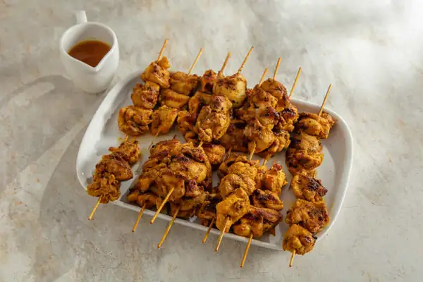 Brochetas de pollo con limón y comino