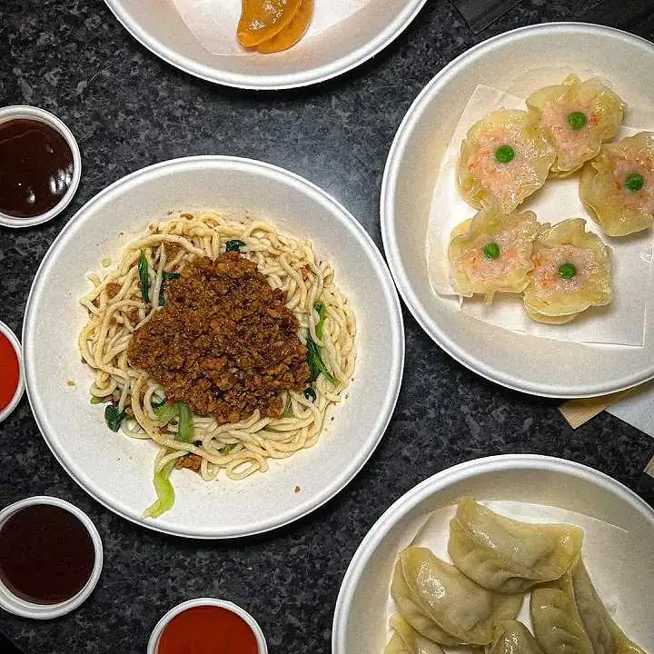 Jiaozi Chinese Ravioli en Bolonia, reseña: raviolis chinos recién hechos bajo los pórticos