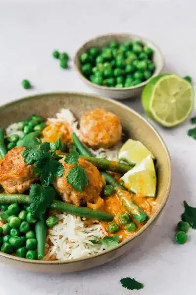 Red curry with meatballs
