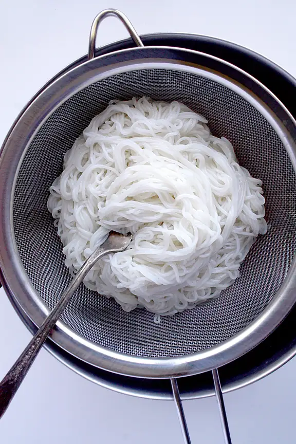 How to Prepare Rice Vermicelli (Khanom Jin) from Dried Noodles