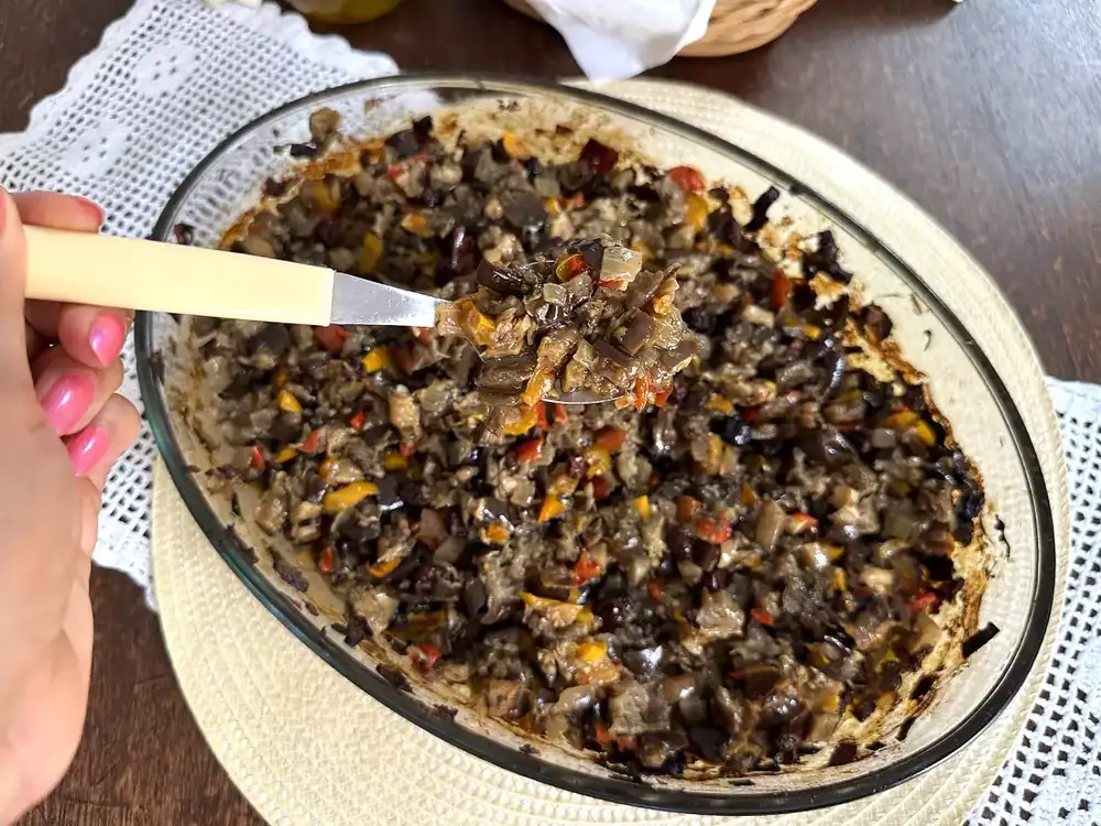 Baked eggplant and peppers with apple cider vinegar: a very tasty Mediterranean side dish