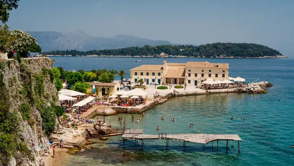 Grecia fuera de temporada: La autora Anastasia Miari habla sobre la floreciente escena gastronómica de Corfú y por qué la primavera es la mejor época para disfrutar de la isla