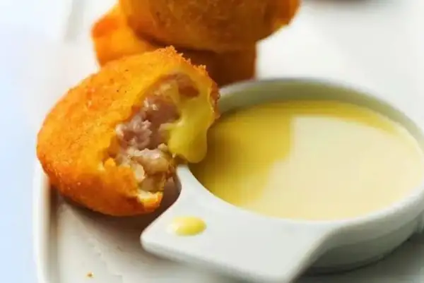 Nuggets de pollo caseros con crema de queso Gouda