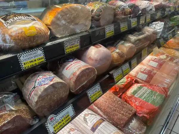 Cada mañana, en esta charcutería de Arthur Avenue, en el Bronx, se estira a mano la mozzarella fresca