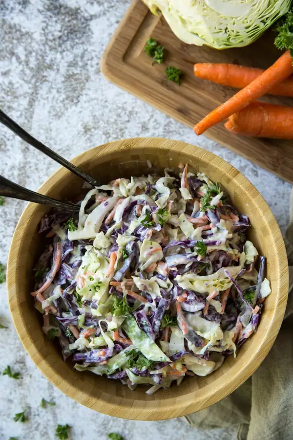 Ensalada de col cremosa con suero de leche