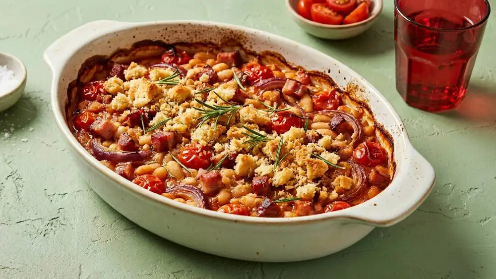 Hearty: baked beans with bacon from the oven