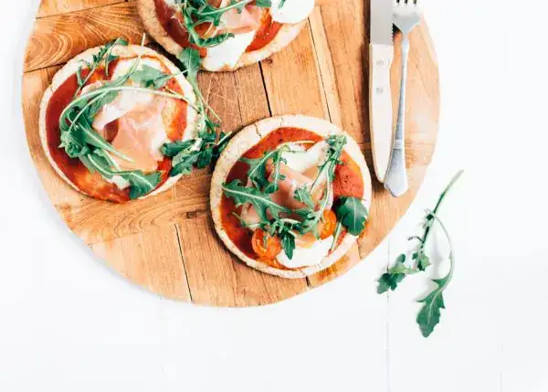 Pita pizza's met prosciutto