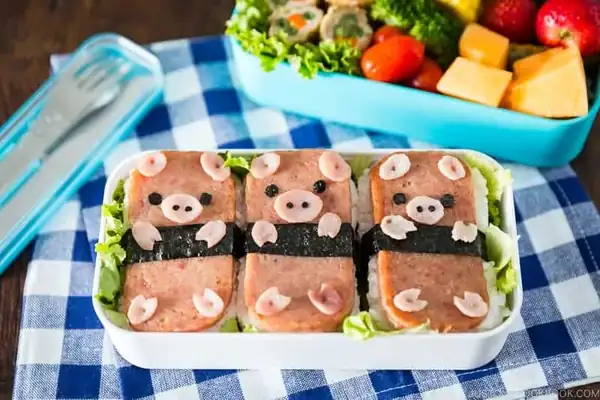 How to make Piggy Spam Musubi Bento Recipe