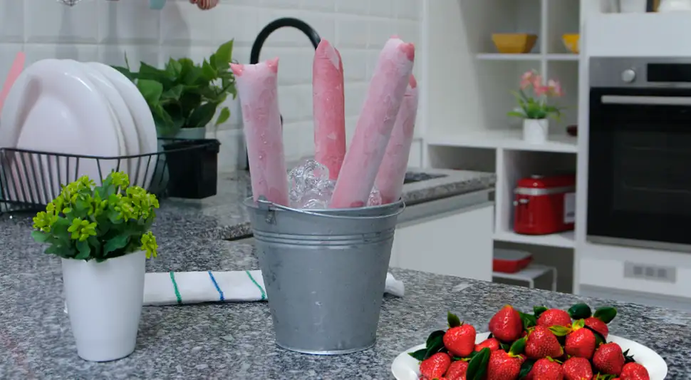 Strawberry milk popsicle recipe (VIDEO)