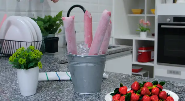 Strawberry milk popsicle recipe (VIDEO)