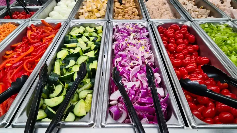 La barra de ensaladas de un supermercado puede tener productos que no son del año anterior. He aquí por qué